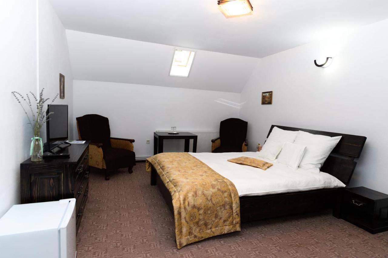 Stejarul Lui Andrei Otel Izvoarele  Dış mekan fotoğraf